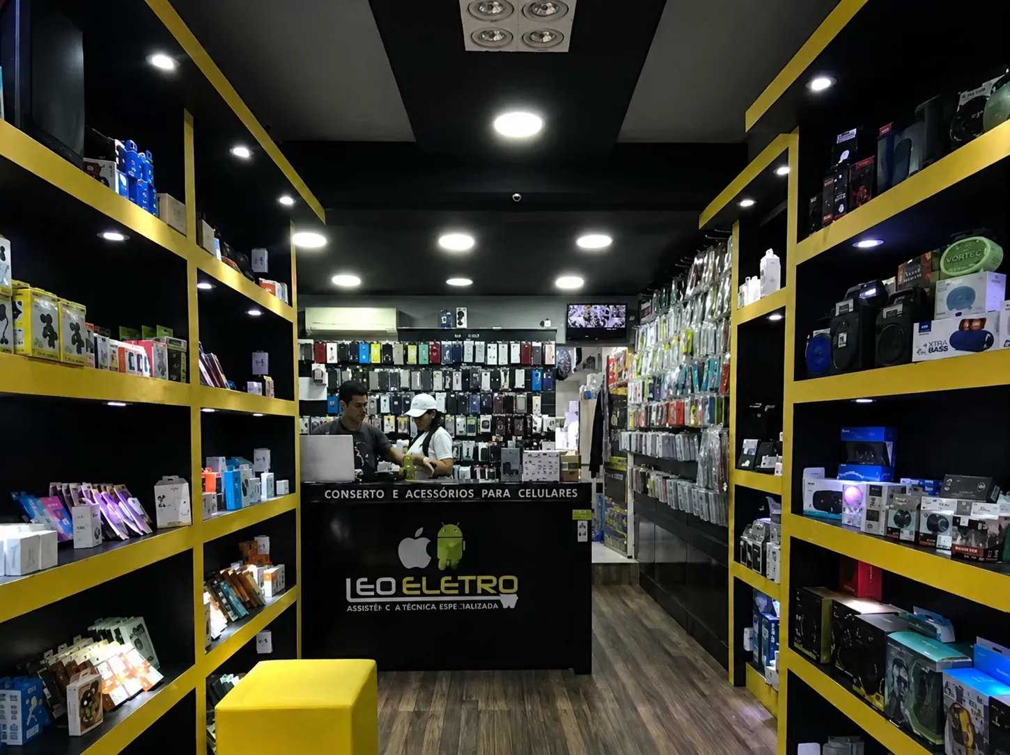 Interior da loja Leo Eletro com prateleiras de acessórios e balcão de assistência técnica em Bangu